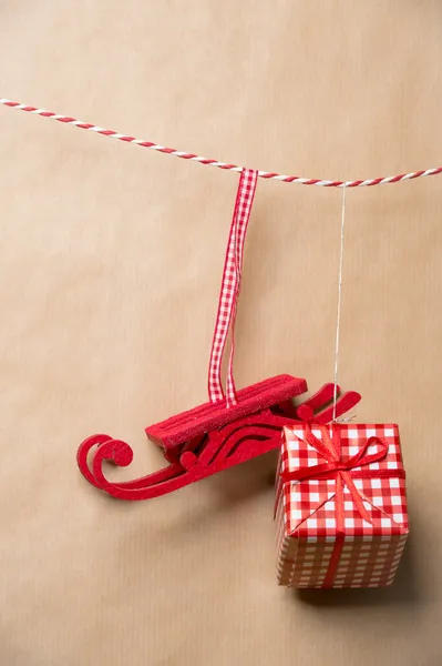 Hada de Santa Navidad trineo decorativo y caja de regalo colgando o —  Fotos de Stock