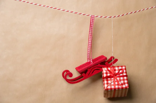 Świętego Mikołaja bajki Boże Narodzenie dekoracyjne sanie i prezent pudełko wiszące o — Zdjęcie stockowe