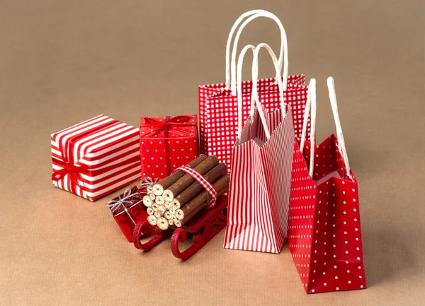 Fondo de Navidad con decoraciones rojas y naturales, caja de regalo — Foto de Stock