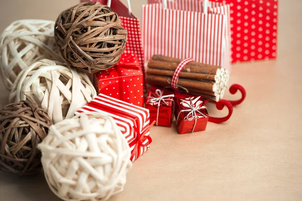 Weihnachten Hintergrund mit roten und natürlichen Dekorationen, Geschenk-Box — Stockfoto