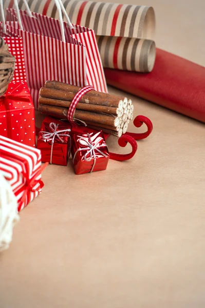 Sfondo natalizio con decorazioni rosse e naturali, box regalo — Foto Stock