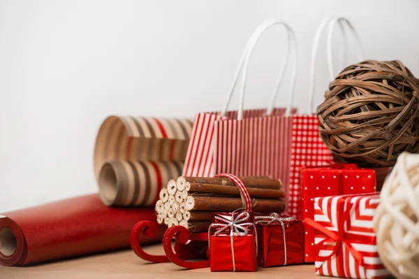 Sfondo natalizio con decorazioni rosse e naturali, box regalo — Foto Stock