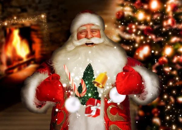 Skrattar jultomten står hemma nära spis och julstämning — Stockfoto