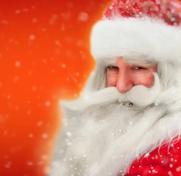 Santa claus portret glimlachend in sneeuwval — Stockfoto