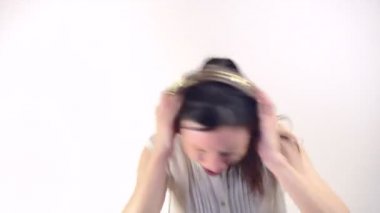 Kulaklıkla müzik dinleyen kız