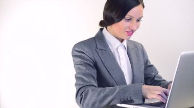 dizüstü bilgisayar kullanarak çekici gülümseyen genç iş kadını