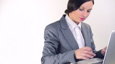 dizüstü bilgisayar kullanarak çekici gülümseyen genç iş kadını