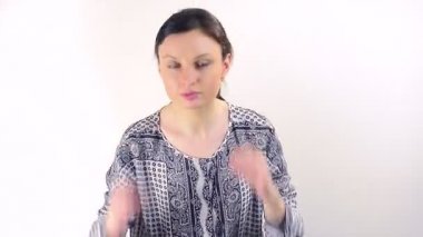 Saçlarıyla oynayan kız.