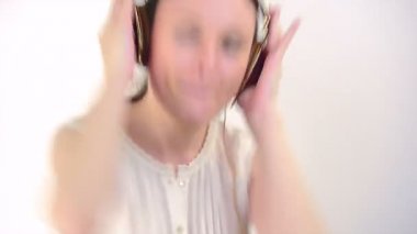 Kulaklıkla müzik dinleyen kız