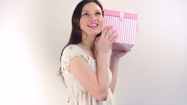 Ragazza felice con un regalo — Video Stock