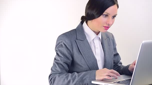 Aantrekkelijke jonge zakenvrouw met behulp van laptop glimlachen — Stockvideo