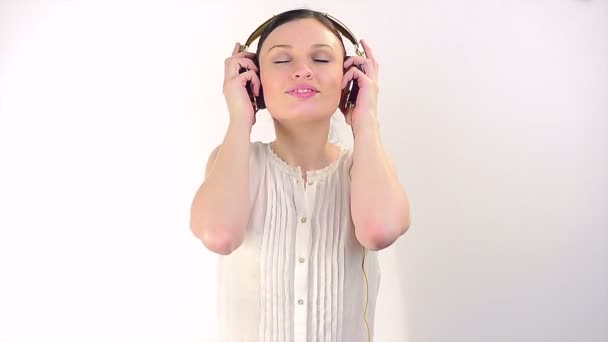 Dívka poslouchající hudbu na sluchátkách — Stock video