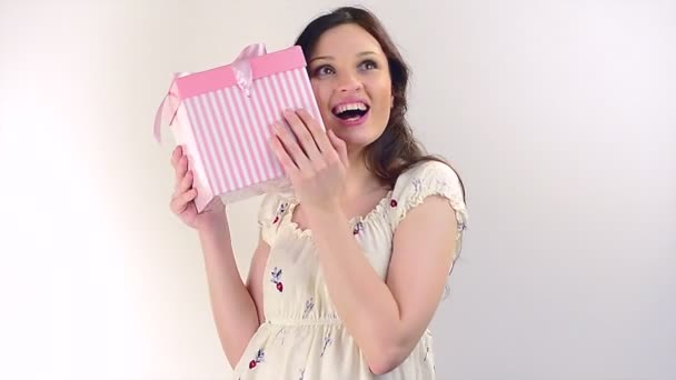 Chica feliz con un regalo — Vídeos de Stock