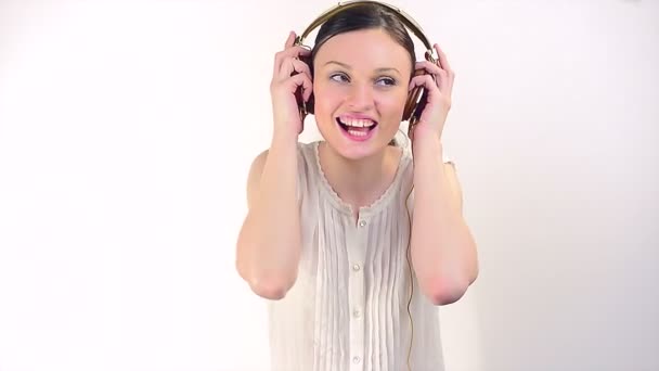 Дівчина слухає музику на навушниках — стокове відео