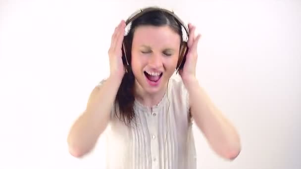 Девушка слушает музыку в наушниках — стоковое видео