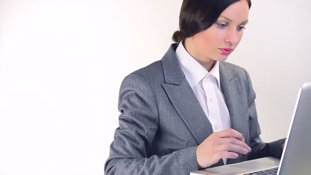 Attractive smiling young business woman using laptop — Stock Video