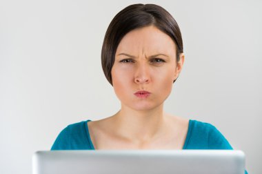Kameraya bakarak onu laptop ile öfkeli şok üzgün üniversiteli kız