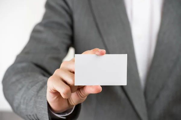 Mujer de negocios mostrando su tarjeta de visita en blanco —  Fotos de Stock