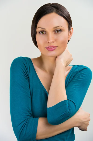 Retrato de una linda joven de pie con la mano doblada aga —  Fotos de Stock