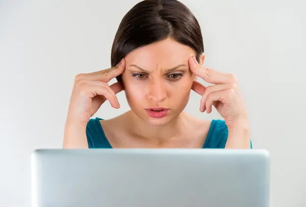 düşünme, dizüstü bilgisayarınızda çalışan genç üzücü ciddi kadın