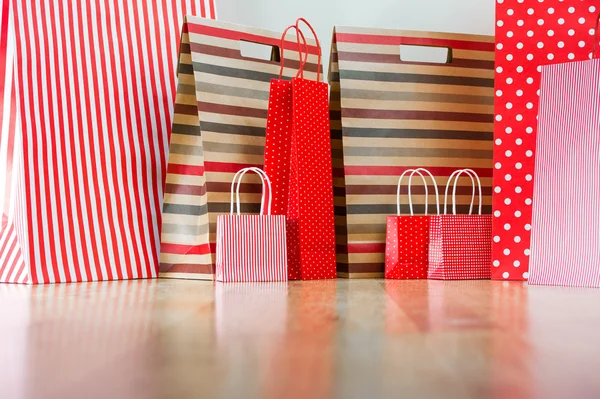 Compras sortidas e sacos de papel vermelho presente - compras e férias — Fotografia de Stock