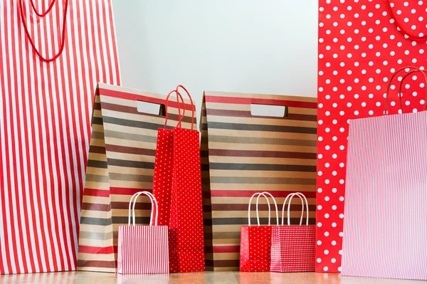 Shopping assortiti e sacchetti di carta rossa regalo - shopping e vacanze — Foto Stock