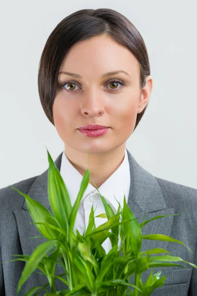 Erwachsene Geschäftsfrau mit glücklichem Bambusgewächs als Symbol des Erfolgs — Stockfoto