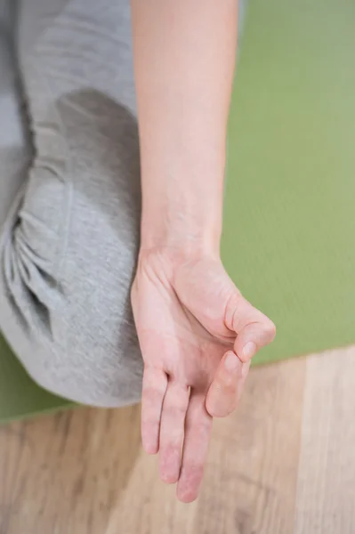 Fechar parte do corpo feminino meditando. Foco nos dedos — Fotografia de Stock