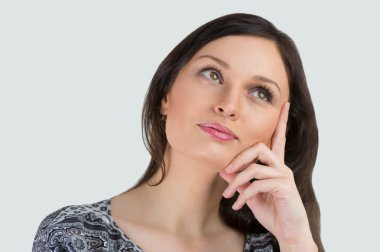 genç bir kadın beyaz arka planı poz. güzel genç che