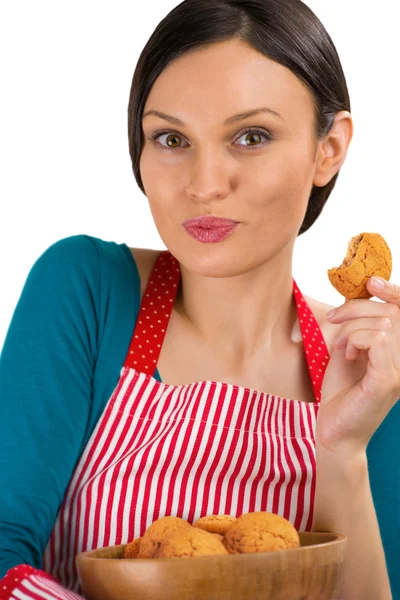 Jovem mulher bonita segurando saborosos biscoitos de aveia fresca . — Fotografia de Stock