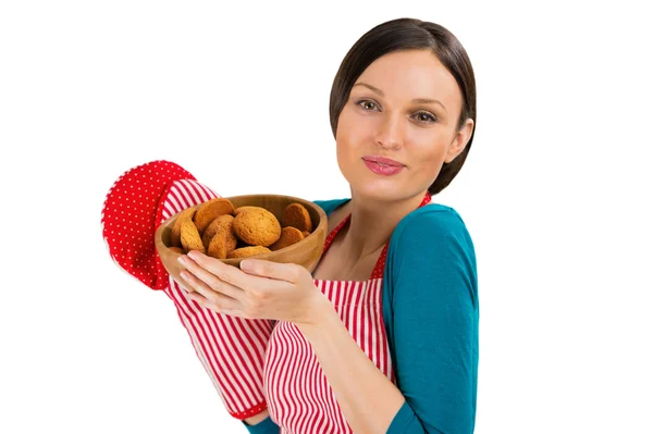 Jovem mulher bonita segurando saborosos biscoitos de aveia fresca . — Fotografia de Stock