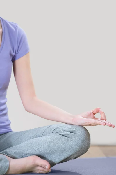 Närbild del av kvinnokroppen mediterar. fokusera på fingrarna — Stockfoto