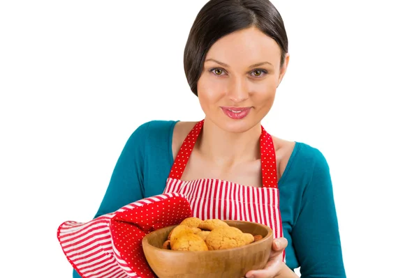 Jovem mulher bonita segurando saborosos biscoitos de aveia fresca . — Fotografia de Stock