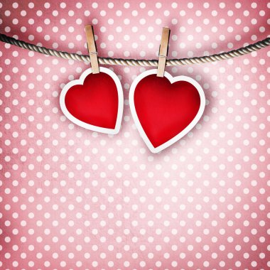 Sevgiliye arka plan: iki kalp clothespin üzerinde asılı. Çift c