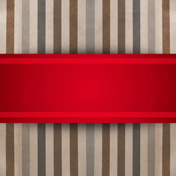 Červená stužka nad pruhovaném papíru textury. Dárková krabice — Stock fotografie