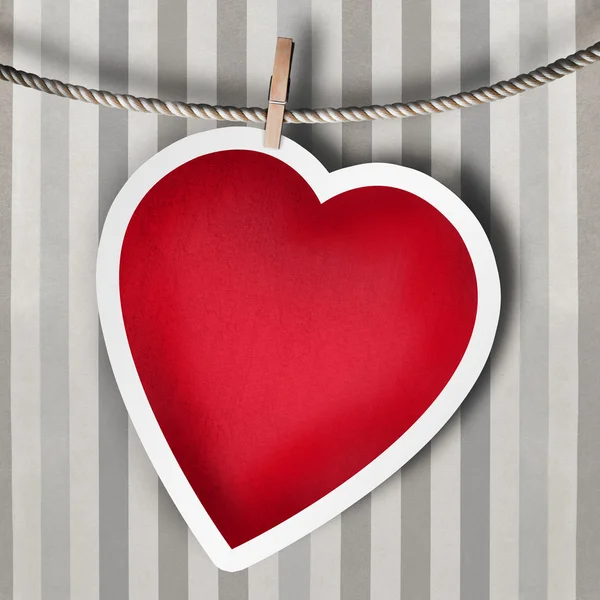 Alla hjärtans bakgrunden: hjärtat hänger på klädnypa — Stockfoto