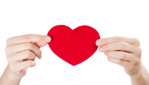 Dvě ruce drží srdce červené látky. Den svatého Valentýna nebo lékařské služby koncept — Stock fotografie