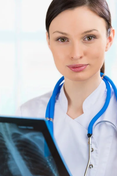 Médecin féminin regardant une radiographie pulmonaire ou du torse, fluorographie — Photo