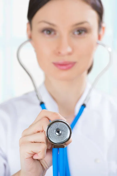 Una doctora con un estetoscopio escuchando en el hospital —  Fotos de Stock