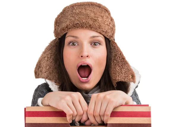 Mujer de invierno posando en fondo blanco con bolsa de compras —  Fotos de Stock