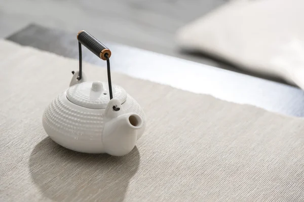 Asiatisk te pot på behagelig lounge - Stock-foto