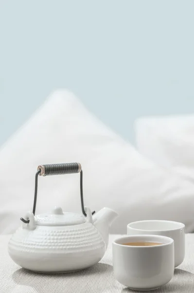 Teapot and cups on table at comfortable relaxation lounge — Stock Photo, Image