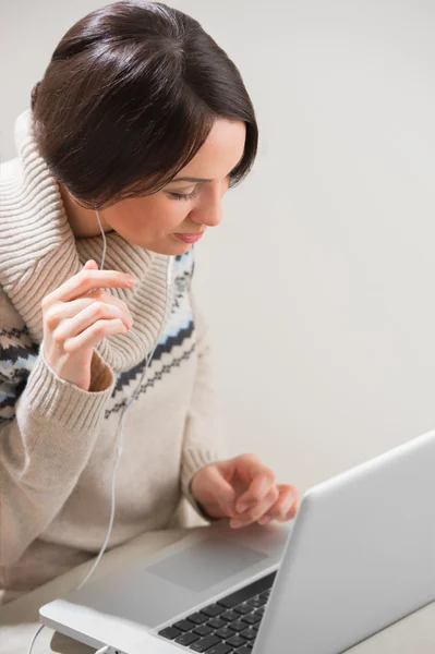 Porträt einer jungen Frau mit Kopfhörern — Stockfoto