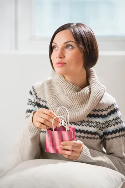 Retrato de uma mulher preparando surpresa para seu marido ou namorado — Fotografia de Stock