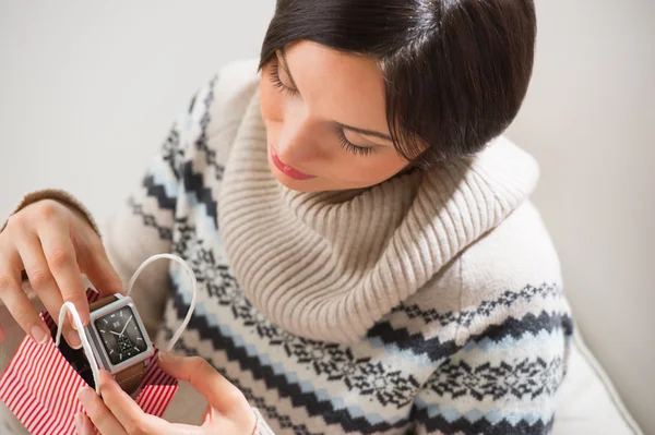 Retrato de una mujer preparando sorpresa para su marido o novio — Foto de Stock