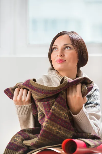 Portrait d'une femme préparant une surprise pour son mari ou son petit ami — Photo