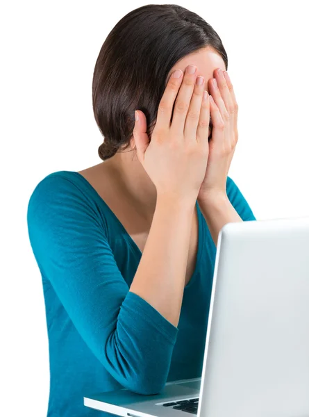 Giovane donna stanca faccia palmo lavorando sul computer portatile — Foto Stock