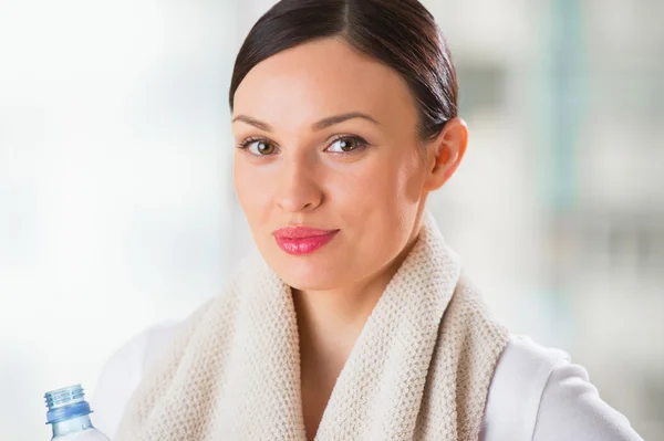 Portrait of confident young woman in sportswear holding a water — Stock Photo, Image