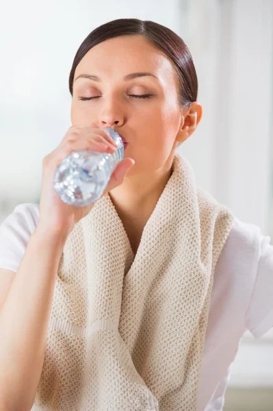 年轻女子饮用水在健身房后做 exerci 的肖像 — 图库照片