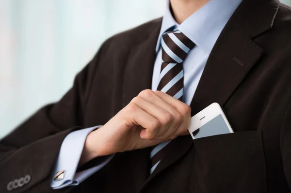 Primer plano del torso del hombre de negocios seguro de llevar traje elegante — Foto de Stock